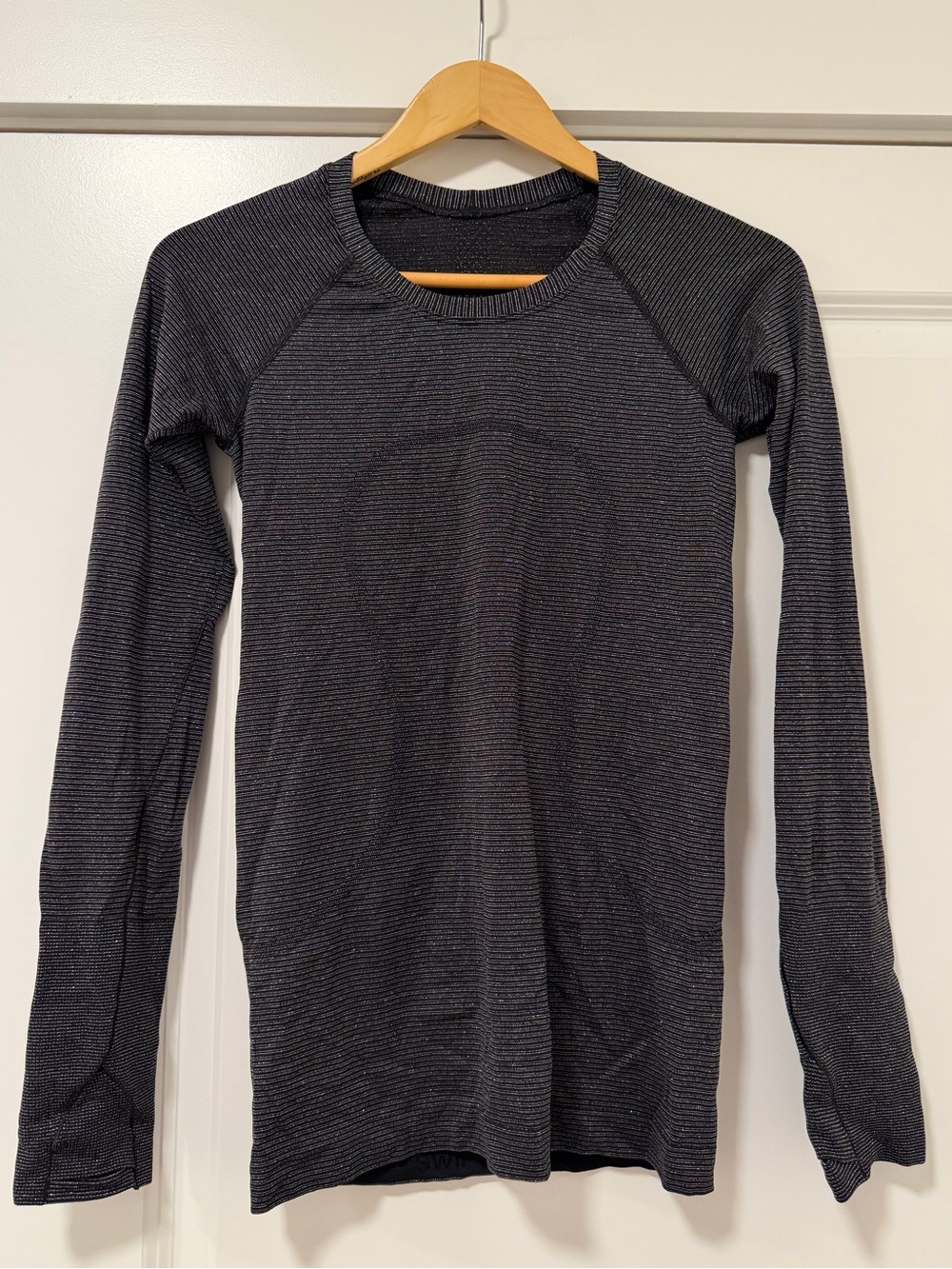 Lululemon Swiftly Tech Black Silver Metallic Shimmer Long Sleeve Size 6